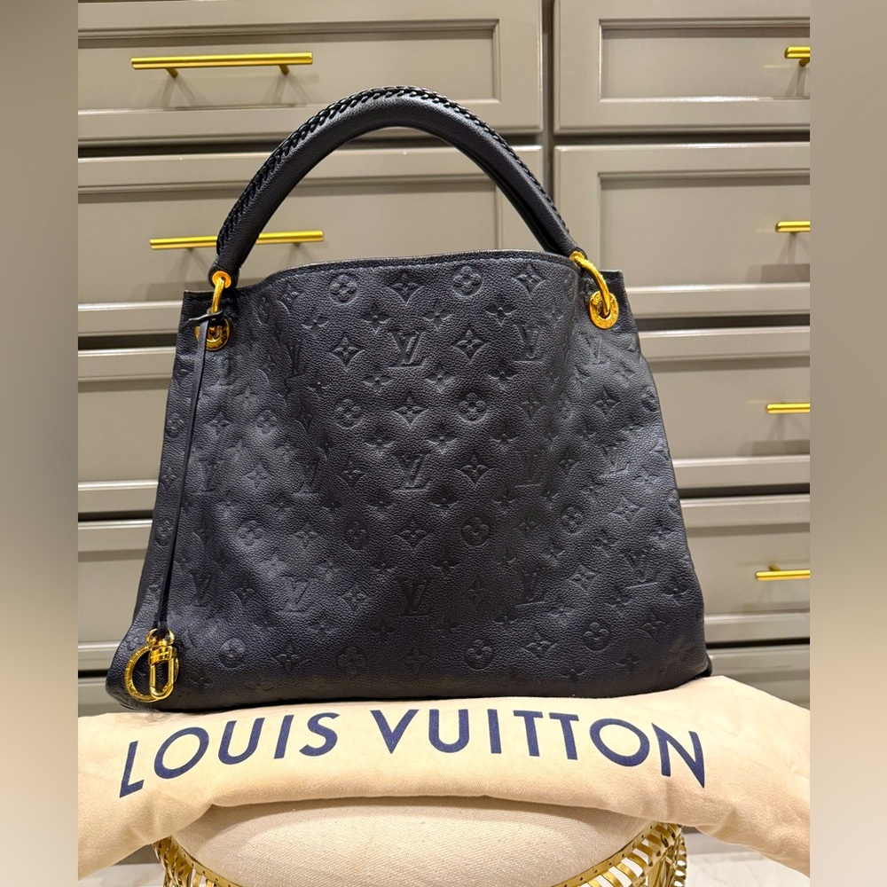 💎LIKE NEW💎 Authentic Louis Vuitton Artsy MM black leather
